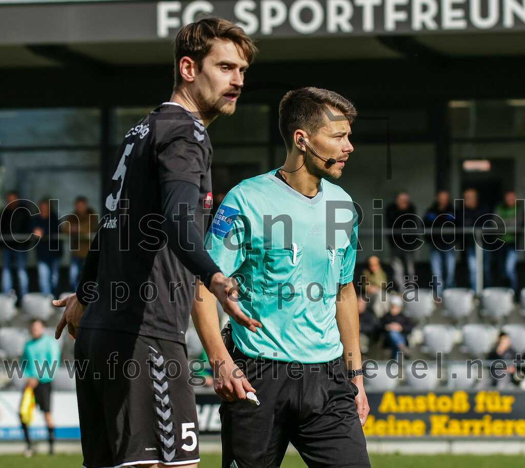 2024-02-24_077_FC_Schwaig_gegen_TSV_1880_Wasserburg | Oberding, Deutschland, 24.02.2024:
Fußball, 2. Runde Qualifikation TOTO-Pokal 2023 / 2024, 1. Spieltag, FC Schwaig gegen TSV 1880 Wasserburg, Endergebnis: 2:3

Mario Simak (FC Schwaig, #5), Schiedsrichter Xaver Fabisch

Foto: Christian Riedel / fotografie-riedel.net
