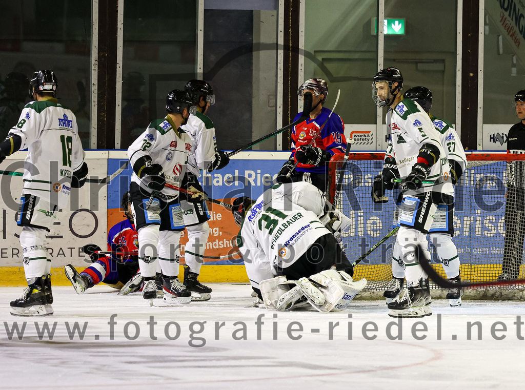 2022-09-09_060_TSV_Erding_gegen_Deggendorfer_SC | Erding, Deutschland, 09.09.2022:
Eishockey, Bayernliga 2022 / 2023, Testspiel, TSV Erding gegen Deggendorfer SC, Endergebnis: 2:5

Lukas Miculka (Deggendorfer SC, #19), Torwart Christoph Schedlbauer (Erding Gladiators, #31), Florian Zimmermann (Erding Gladiators, #5)

Foto: Christian Riedel / fotografie-riedel.net