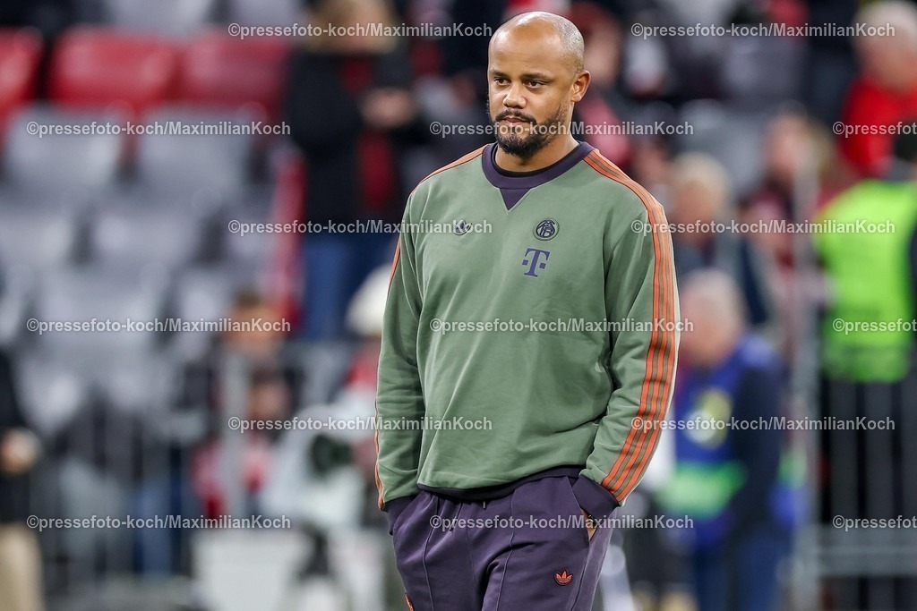 UCL22102501021 | 22.10.2025, Fußball, UEFA Champions League, FC Bayern München - Club Brügge, Allianz Arena, Saison 2025 2026: Cheftrainer Vincent Kompany (FC Bayern Muenchen #hc)  bei der Platzbegehung vor dem Spiel Regulations prohibit any use of photographs as image sequences and or quasi-video.