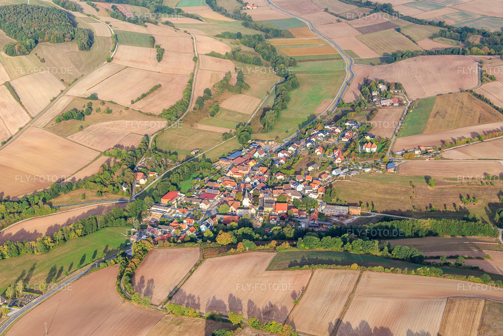 Luftbild: Ortsansicht von Osten im Ortsteil Theinheim in Rauhenebrach im Bundesland Bayern in Deutschland. – Foto: IMG_111159.jpg vom 09.09.2018 durch Werner Riehm/FLY-FOTO.de – Auflösung des Originals: 5472 x 3648 px