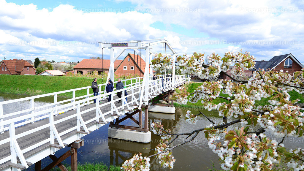 Steinkirchen Hogendiekbrücke_ELS_7350150501p | Altes Land - Aufnahmedatum: 01.05.2015, Aufnahmehoehe:  m, Koordinaten:  - , Bildgroesse: 4368 x  2457 Pixel - Copyright 2015 by Martin Elsen, Kontakt: Tel.: +49 157 74581206, E-Mail: info@schoenes-foto.deSchlagwoerter:Hogendiek Bruecke,Hogendiekbruck,Tourismus,Bluete,Kirsche,Luehe,Radfahrer,Fluss,Deich,malerisch, - Realisiert mit Pictrs.com