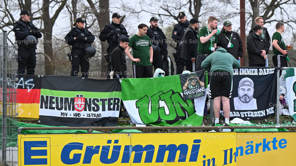 VfR Neumünster (lila) vs PSV Neumünster (grün) | PSV-Fans Anfang der 2. Halbzeit / Fußball-Oberliga Männer 2025/2026 / VfR Neumünster (lila) vs PSV Neumünster (grün) / Grümmi-Arena / Neumünster / 15.04.26 - Realisiert mit Pictrs.com