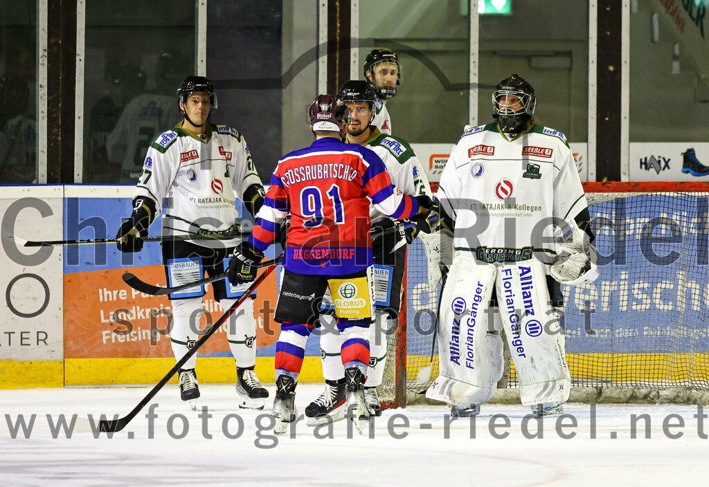 2022-09-09_084_TSV_Erding_gegen_Deggendorfer_SC | Erding, Deutschland, 09.09.2022:
Eishockey, Bayernliga 2022 / 2023, Testspiel, TSV Erding gegen Deggendorfer SC, Endergebnis: 2:5

Mark Waldhausen (Erding Gladiators, #27), Alex Grossrubatscher (Deggendorfer SC, #91), Leon Abstreiter (Erding Gladiators, #72), Torwart Christoph Schedlbauer (Erding Gladiators, #31)

Foto: Christian Riedel / fotografie-riedel.net
