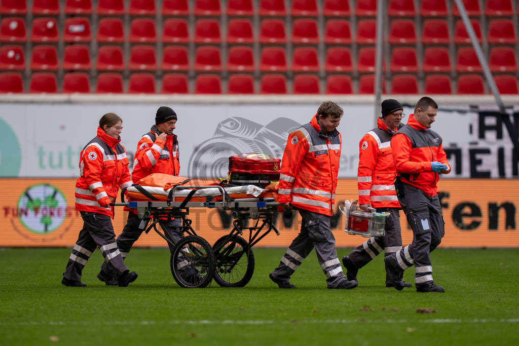 Kickers Offenbach vs. SG Sonnenhof Grossaspach, Fussball, Regionalliga Suedwest, 24. Spieltag, 14.03.2026 | Symbolbild Rettungssanitaeter,Kickers Offenbach vs. SG Sonnenhof Grossaspach, Fussball, Regionalliga Suedwest, 24. Spieltag, 14.03.2026Foto: photosbyphips/Philip Ziegler
