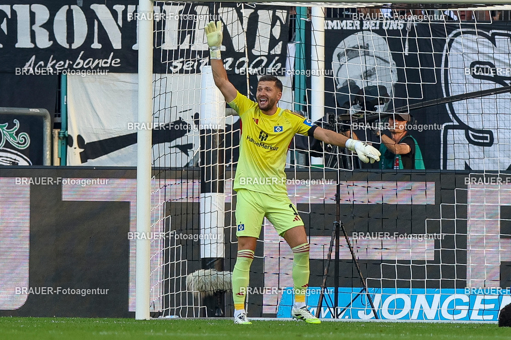 Borussia Mönchengladbach vs Hamburger SV - Bundesliga  | Mönchengladbach, Deutschland, 24.08.25:   Daniel Heuer Fernandes (Hamburger SV) gestikuliert, Gestik waehrend des Spiels der Bundesliga zwischen Borussia Mönchengladbach vs Hamburger SV im Stadion im Borussia Park(Foto von Brauer-Fotoagentur / Adrian Schlueter)