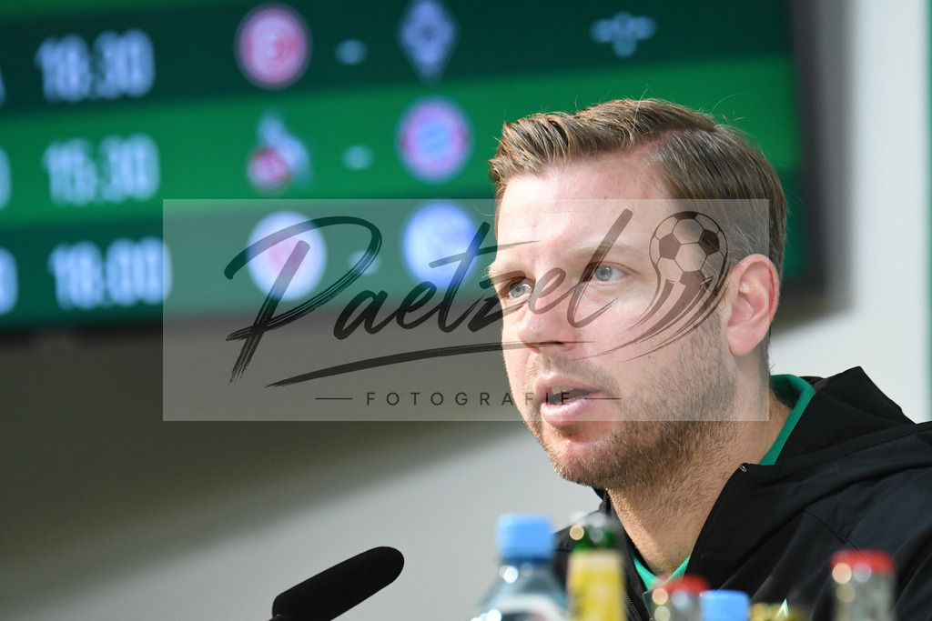 20200212_PKBREM_0005 | Fussball, Herren: Trainer Florian Kohfeldt (SV Werder Bremen) schaut waehrend der Pressekonferenz des SV Werder Bremen auf dem wohninvest Weserstadion am 12.02.2020 in Bremen, Deutschland. - Realisiert mit Pictrs.com