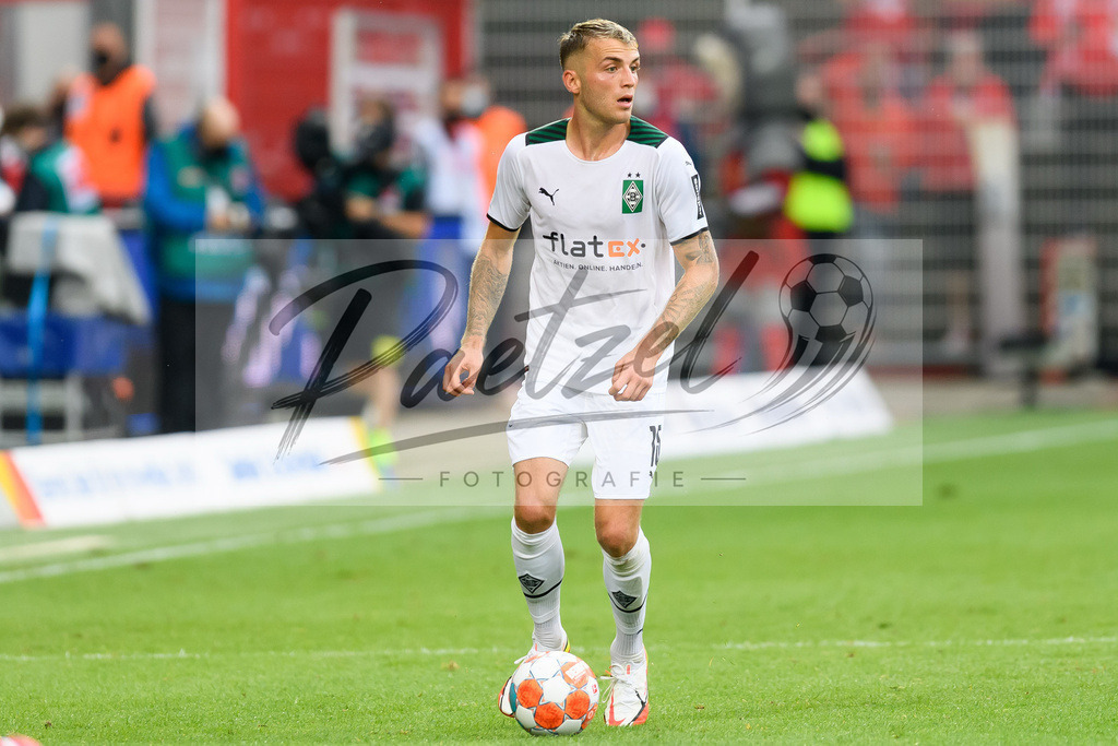 FCUBMG20210829_235 | Fussball, Herren: Jordan Beyer (Borussia Moenchengladbach) in Aktion, am Ball, Einzelaktion beim Spiel der 1. Bundesliga zwischen 1. FC Union Berlin und Borussia Moenchengladbach im Stadion An der Alten Foersterei am 29.08.2021 in Berlin, Deutschland. - Realisiert mit Pictrs.com