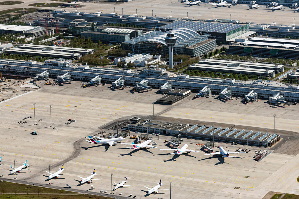 dr__0052088.jpg | MüNCHEN-FLUGHAFEN 23.04.2020 Passagierflugzeuge der Lufthansa, aufgrund des Corona Lockdowns auf der Parkposition - Abstellfläche auf dem Flughafen in München-Flughafen im Bundesland Bayern, Deutschland. // Passenger airplane of Lufthansa, aufgrund of Corona Lockdowns in parking position - parking area at the airport in Muenchen-Flughafen in the state Bavaria, Germany. Foto: Daniel Reiter
