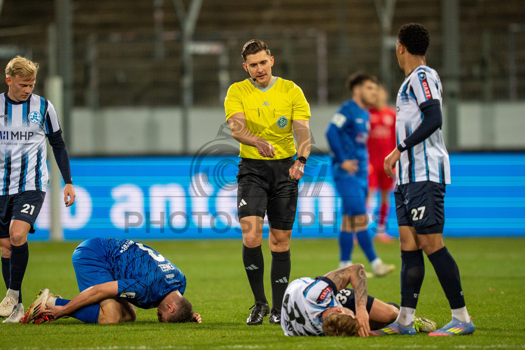 SV Stuttgarter Kickers vs. SGV Freiberg, Fussball, WFV-Pokal, Viertelfinale, 17.03.2026 | David Udogu (SV Stuttgarter Kickers, #27) schaut nach Samuel Unsoeld (SV Stuttgarter Kickers, #33) der mit Jacob Engel (SGV Freiberg, #03) verletzt auf dem Boden liegt,SV Stuttgarter Kickers vs. SGV Freiberg, Fussball, WFV-Pokal, Viertelfinale, 17.03.2026Foto: photosbyphips/Philip Ziegler