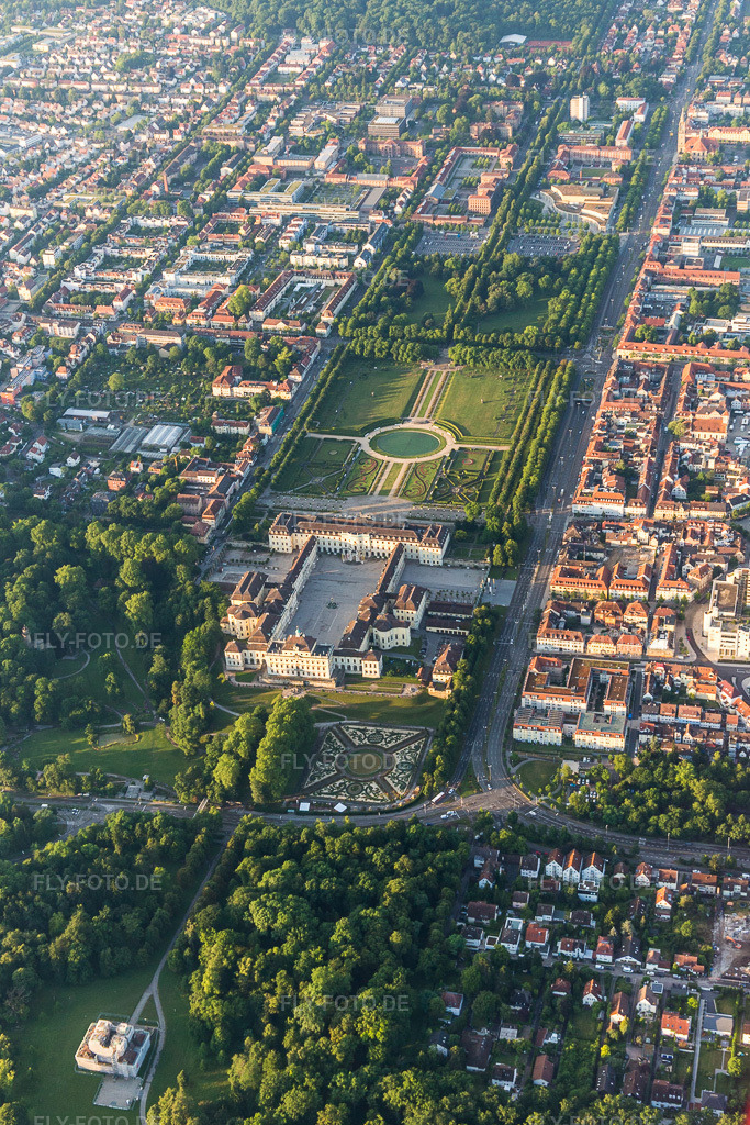 Luftbild: Schloßpark blühendes Barock von Schloß Residenzschloss Ludwigsburg und Favoritepark in Ludwigsburg im Bundesland Baden-Württemberg in Deutschland. Foto: IMG_101546.jpg vom 08.07.2017 durch Werner Riehm/FLY-FOTO.de