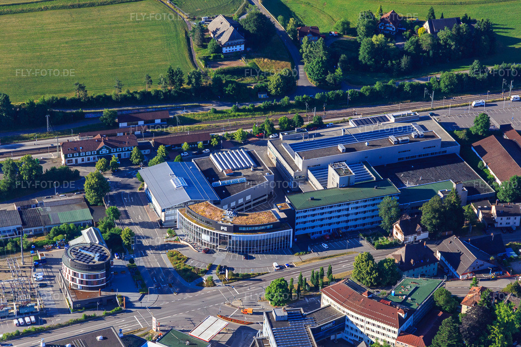 Luftbild: OTC ST. GEORGEN am Gewerbzentrum PE Gebäude Bau 8 am Bahnhof mit M&M Software GmbH, HMT – Häseler Metall Technik GmbH sowie EGT Gebäudetechnik GmbH - Standort St. Georgen im Ortsteil Saint Georgen im Schwarzwald in St. Georgen im Schwarzwald im Bundesland Baden-Württemberg in Deutschland. – Foto: IMG_149188.jpg vom 29.06.2025 durch Werner Riehm/FLY-FOTO.de – Auflösung des Originals: 5472 x 3648 px – Orthopädie Trauma Centrum St. Georgen - Micael Lopes Videira und Michael Zimmerer – M&M Software ist ihr Software- und Digitalisierungspartner – HMT – Stanz- und Umformtechnik seit 1983 in St.Georgen – EGT Gebäudetechnik