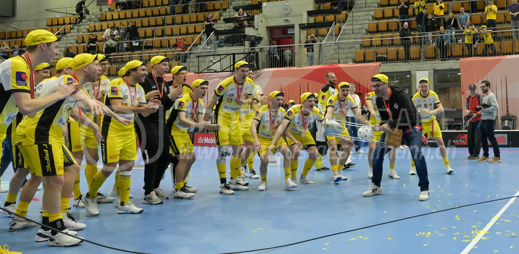 Zug United vs HC Rychenberg - 22. February 2025 | Zug United vs HC RychenbergSporthalle Wankdorf, BernMario Kradolfer (Geschäftsführer HC Rychenberg) mit dem Pokal und den HCR-Spielern.Bild: Sportfotografie Markus Aeschimann | www.markus-aeschimann.ch - Realisiert mit Pictrs.com