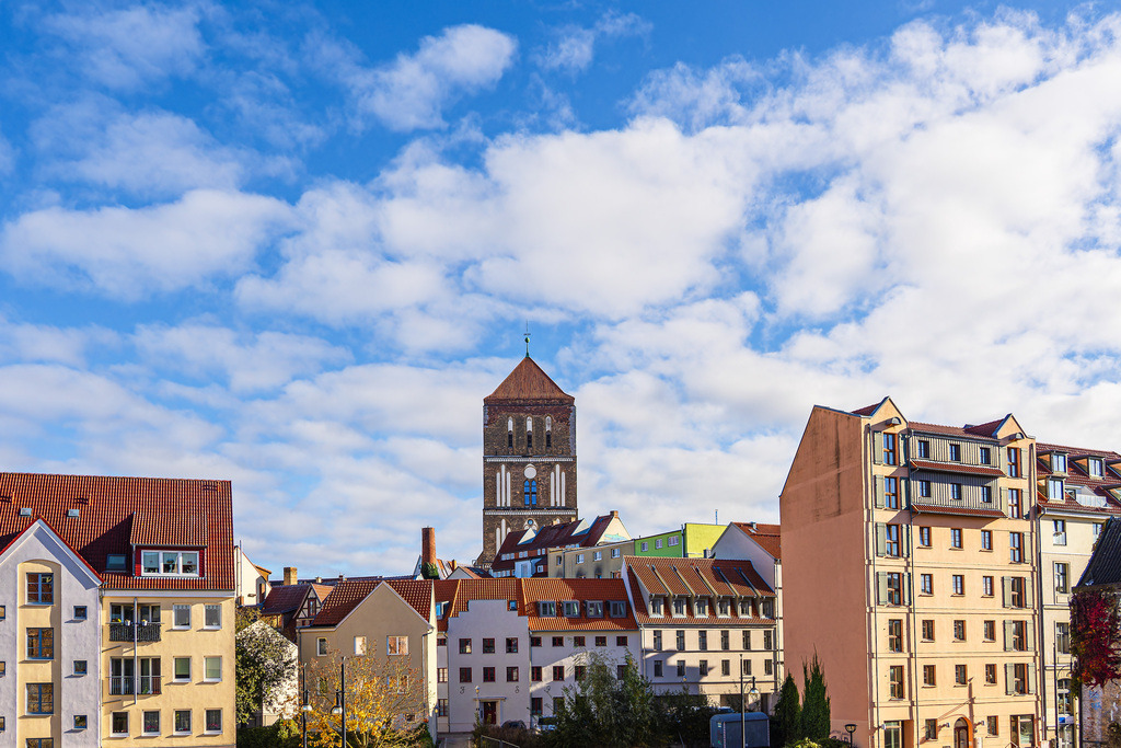 Blick auf die Nikolaikirche in der Hansestadt Rostock im Herbst | Blick auf die Nikolaikirche in der Hansestadt Rostock im Herbst.