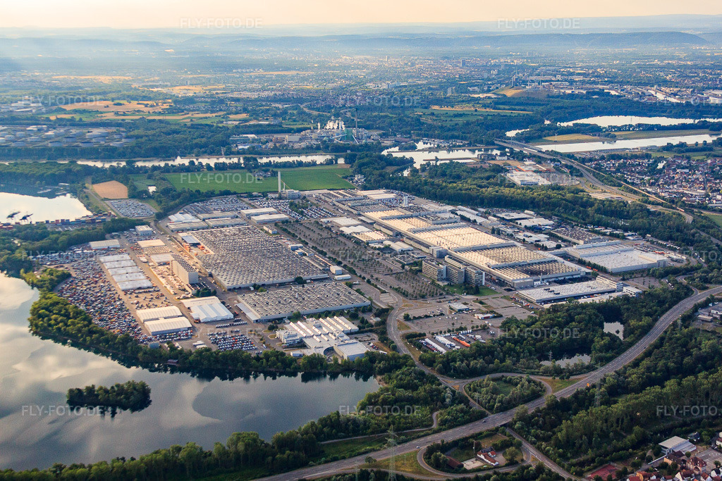 Luftbild: Daimler Truck AG, Mercedes-Benz Werk Wörth LKW Montagewerk in Wörth am Rhein im Bundesland Rheinland-Pfalz in Deutschland. Foto: IMG_69790.jpg vom 06.07.2014 durch Werner Riehm/FLY-FOTO.de