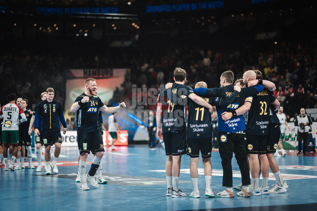Handball | Herren | EHF EURO 2024 | European Championshop Men 2024 Final Tournament | Schweden vs. Portugal | 21.01.2024 | Team Schweden freut sich über den Sieg, Jim Gottfridsson (#24, Schweden, SWE) ballt die Fäuste