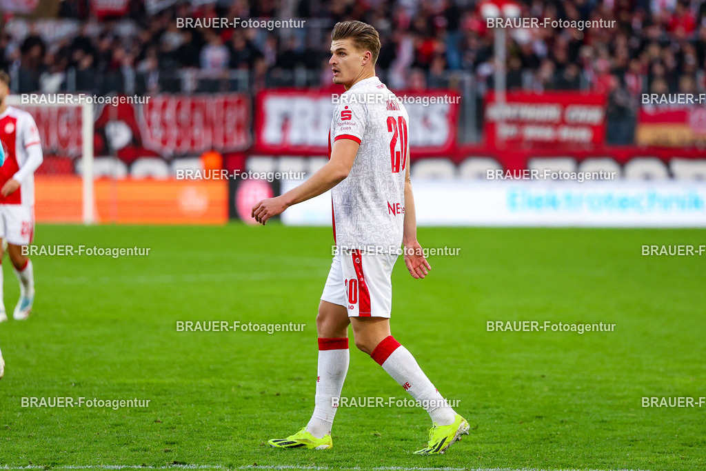 Rot-Weiss Essen - Viktoria Köln - 3.Liga | Essen, Deutschland, 18.10.2025Marek Jansen  (Rot-Weiss Essen) schaut  während des 3.Liga Spiels zwischen Rot-Weiss Essen- Viktoria Köln im Stadion an der Hafenstraße am 01.08.2025 in Essen. (Foto von Timo Bluhmki-Schmidt/ Brauer Fotoagentur