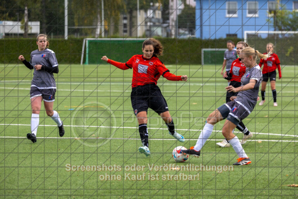 20251005_124818_0579 | #,1.Göppinger SV (rot) vs. SGM Aufhausen/Nellingen (grau), Fußball, Frauen-Regionenliga 3 - WfV, 04. Spieltag, Saison 2025/2026, Kunstrasenplatz Nord, Hohenstaufenstr. 116, 73033 Göppingen, 05.10.2025 - 11:00 Uhr,Foto: PhotoPeet-Sportfotografie/Peter Harich
