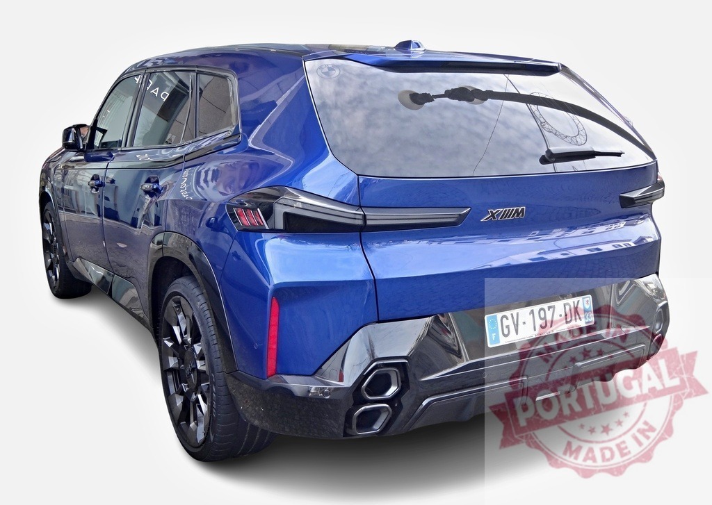BMW XM plug-in hybrid SUV showcasing its rear design and exhaust system | Modern luxury SUV BMW XM is parked, showing its innovative design and exhaust system - Realisiert mit Pictrs.com