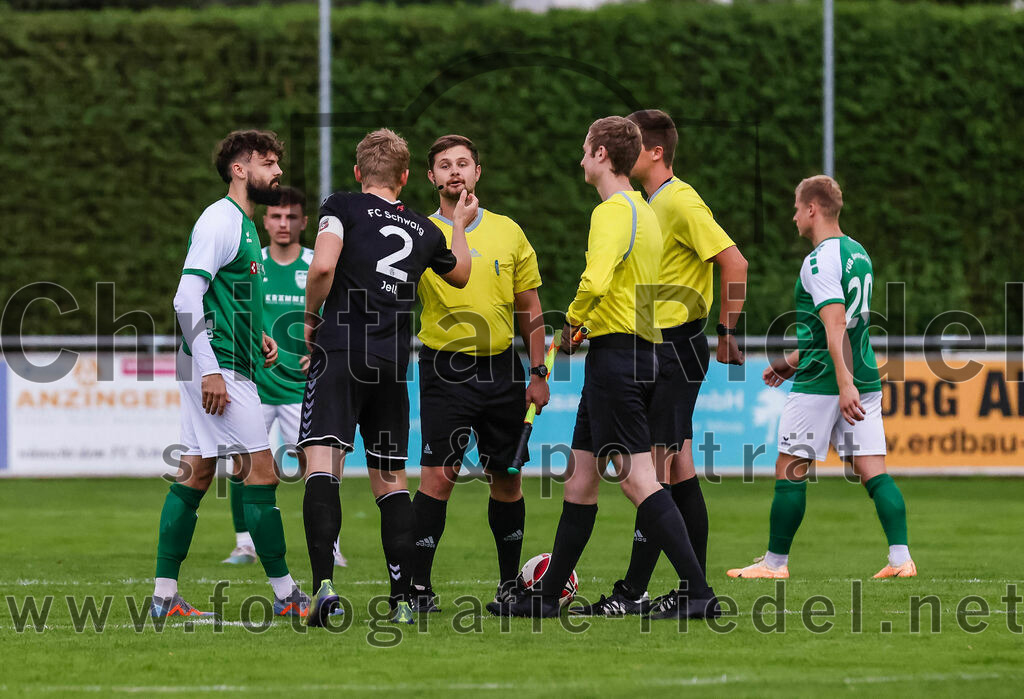 2023-08-09_010_FC_Schwaig_gegen_TuS_Geretsried | Deutschland, 09.08.2023:
Fußball, Landesliga Südost 2023 / 2024, 5. Spieltag, FC Schwaig gegen TuS Geretsried, Endergebnis: 4:1

Lukas Kellner (TuS Geretsried, #7), Tobias Jell (FC Schwaig, #2), Schiedsrichter Alexander Stadler

Foto: Christian Riedel / fotografie-riedel.net