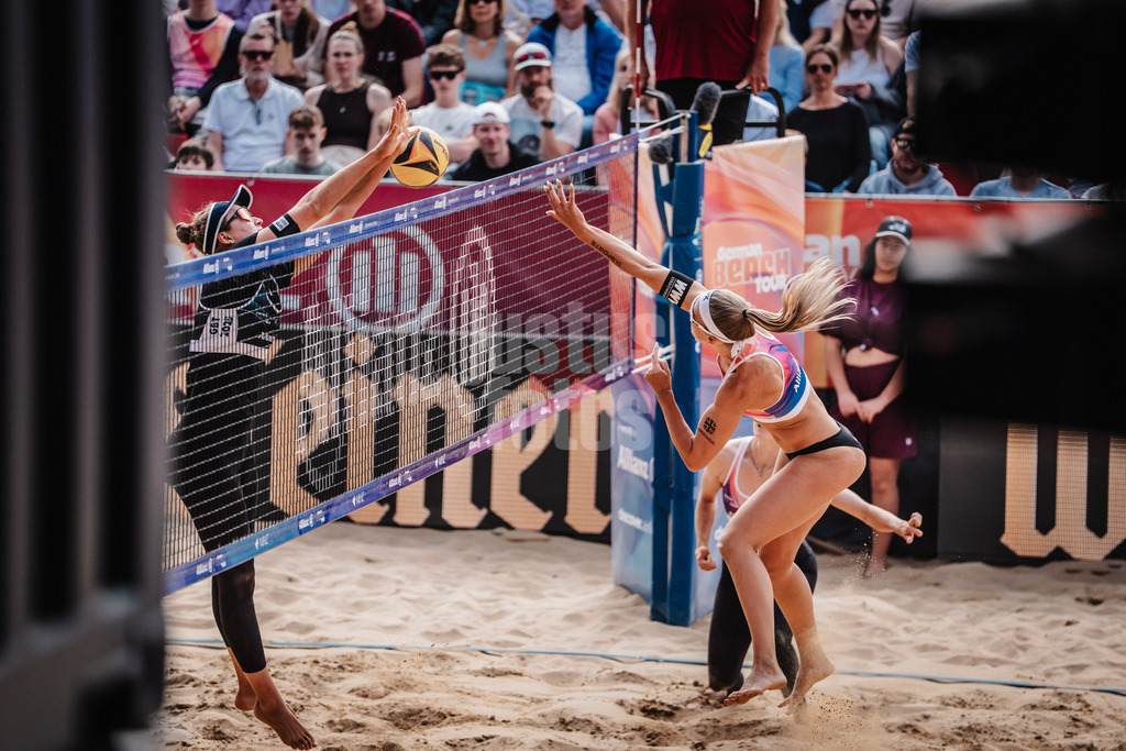 Beachvolleyball | Frauen | Allianz German Beach Tour 2025 | Tourstop Düsseldorf | 18.05.2025 | v.l. Svenja Müller gegen Sandra Ittlinger