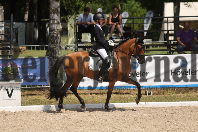 Meissenheim_BW-Meisterschaften_Dressur_2024_Prfg.Nr.03_1.WP-Ponyreiter_Maya Victoria Irene Wächter_Nasdaq FH (11) | Alle Fotos der Reiterjournal Fotografin Doris Matthaes im Reiterjournal Online-Fotoshop. - Realisiert mit Pictrs.com