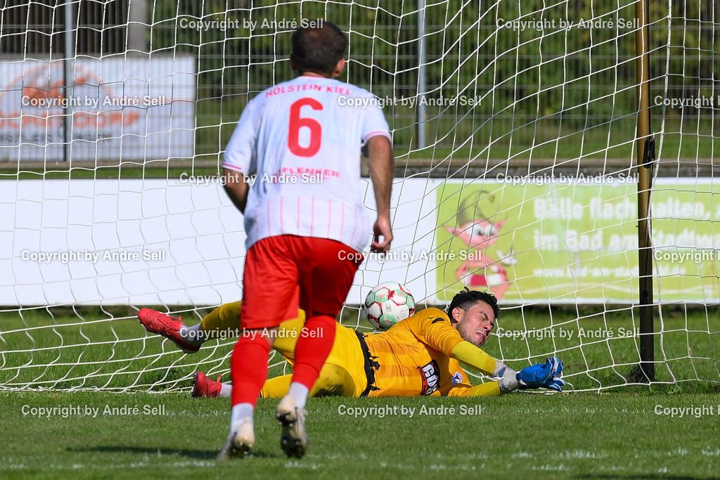 VfR Neumünster vs Holstein Kiel II | José Aguirre Dardon (VfR #27) kann auch den 2. Elfmeter zum 0-2 von Kian Tack (Holstein #23 nicht im Bild) nicht parieren &amp; Cengizhan Koc (Holstein #6) / Fußball-Oberliga Männer 2026/2027 / VfR Neumünster vs Holstein Kiel II / Grümmi-Arena / Neumünster / 27.09.26 - Realisiert mit Pictrs.com