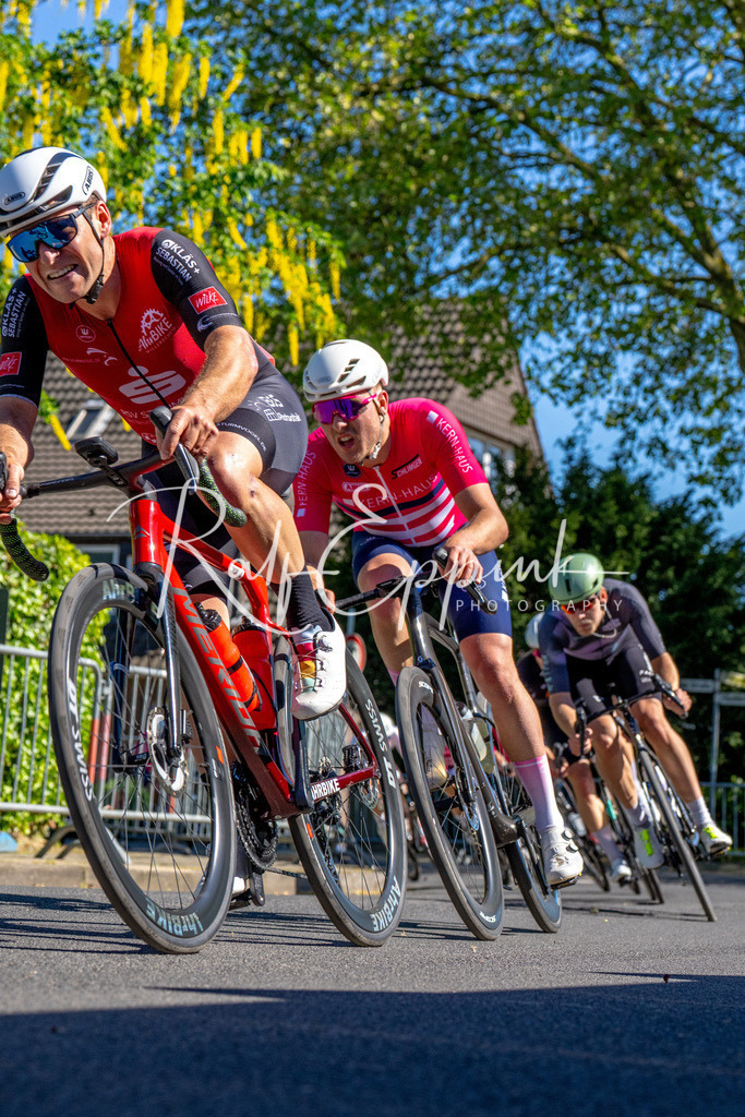 Spurt in den Mai 2026 - Großer Preis der Sparkasse Neuss | Annual one-day road cycling race "Großer Preis der Sparkasse Neuss" held in Büttgen, Germany, organized by VfR Büttgen 1912 e.V. The event features multiple races across all age categories from U11 youth to Elite men. - Realisiert mit Pictrs.com