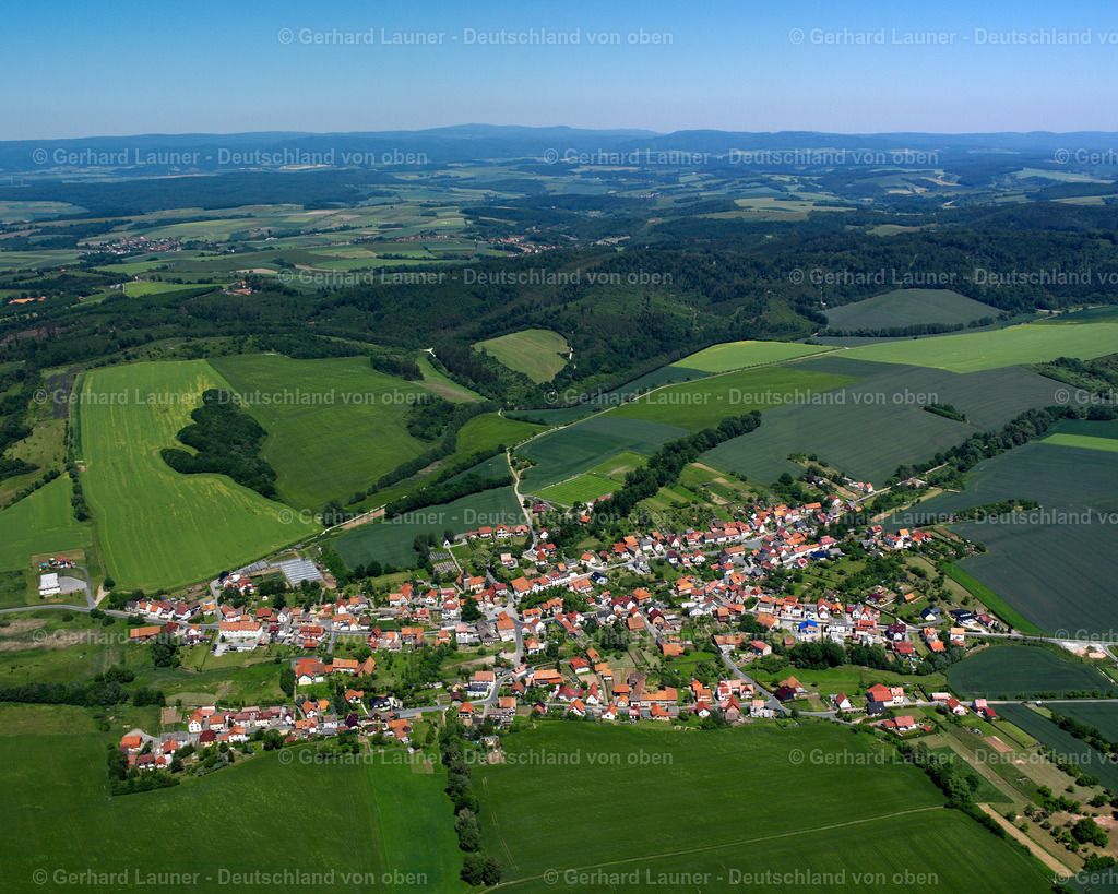 2634308 | ECKLINGERODE 09.06.2006 Stadtansicht vom Stadtrand angrenzend an landwirtschaftliche Feldern  in Ecklingerode im Bundesland Thüringen, Deutschland // City view from the outskirts with adjacent agricultural fields  in Ecklingerode in the state Thuringia, Germany Foto: Gerhard Launer