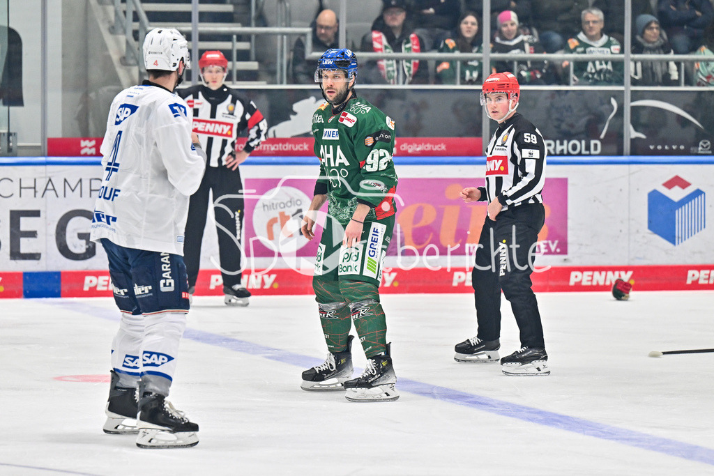 Augsburger Panther - Adler Mannheim | AUGSBURG, GERMANY - 28. DECEMBER: im Bild der Faustkampf zwischen Dan RENOUF (Adler Mannheim 4) und Joseph CRAMAROSSA (Augsburger Panther 92) / Fight / Kampf / Kämpfen / Schlägerei während dem Match zwischen den Augsburger Panthern und den Adler Mannehim am 33. Spieltag der Penny DEL im Curt Frenzel Stadion