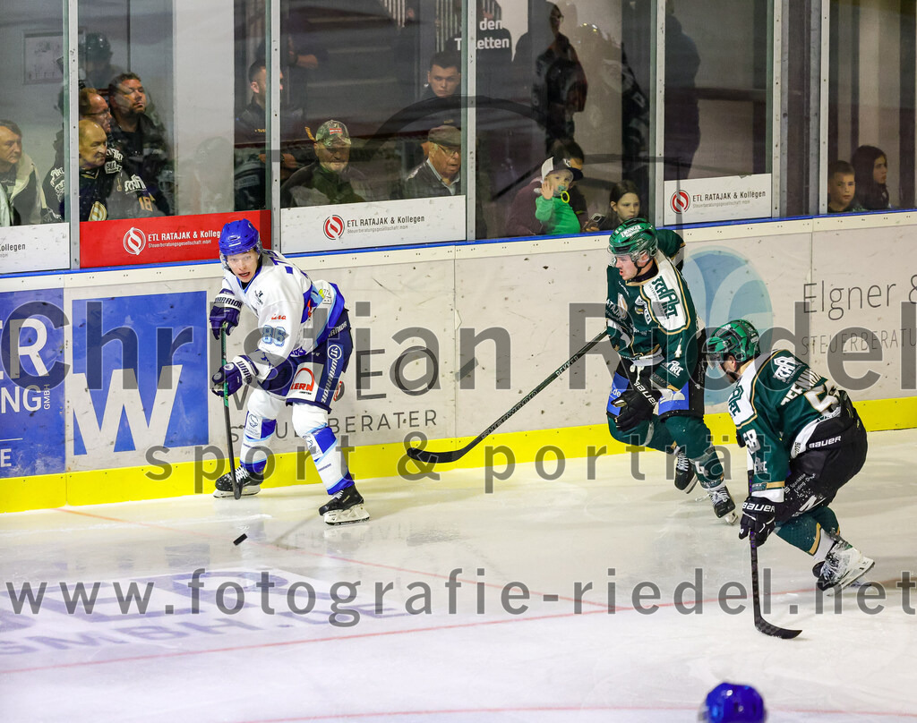 2025-09-26_090_TSV_Erding_gegen_SC_Riessersee | Erding, Deutschland, 26.09.2025:Eishockey, Oberliga Süd 2025 / 2026, 3. Spieltag, TSV Erding gegen SC Riessersee, Endergebnis: 3:5Leon Neiger (SC Riessersee, #86), Jesse Kauhanen (Erding Gladiators, #4), Paul Pfenninger (Erding Gladiators, #58)Foto: Christian Riedel / fotografie-riedel.net