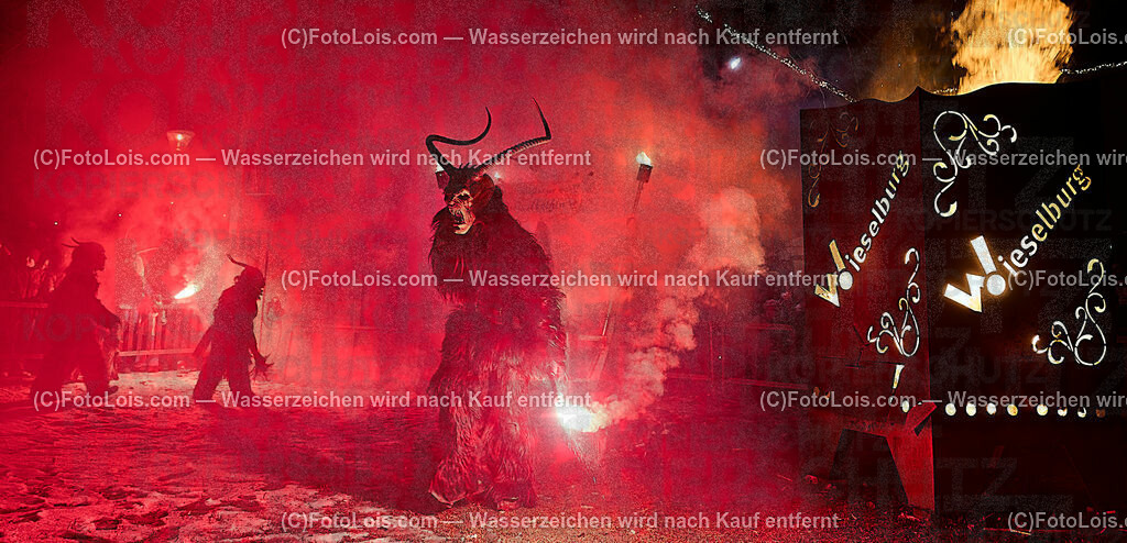 ALP9604_Wieselburger ADVENT_Wintersonnenwende_Perchtenlauf | (C)FotoLois.com, Alois Spandl, Wieselburger Advent, Wintersonnenwendfeier mit Umzug durch die Stadt, Sonnenwendfeuer und Perchtenlauf mit Show im Schlosspark, Mitwirkung der Partnergemeinde EINBECK, Sa 17. Dezmber 2022.