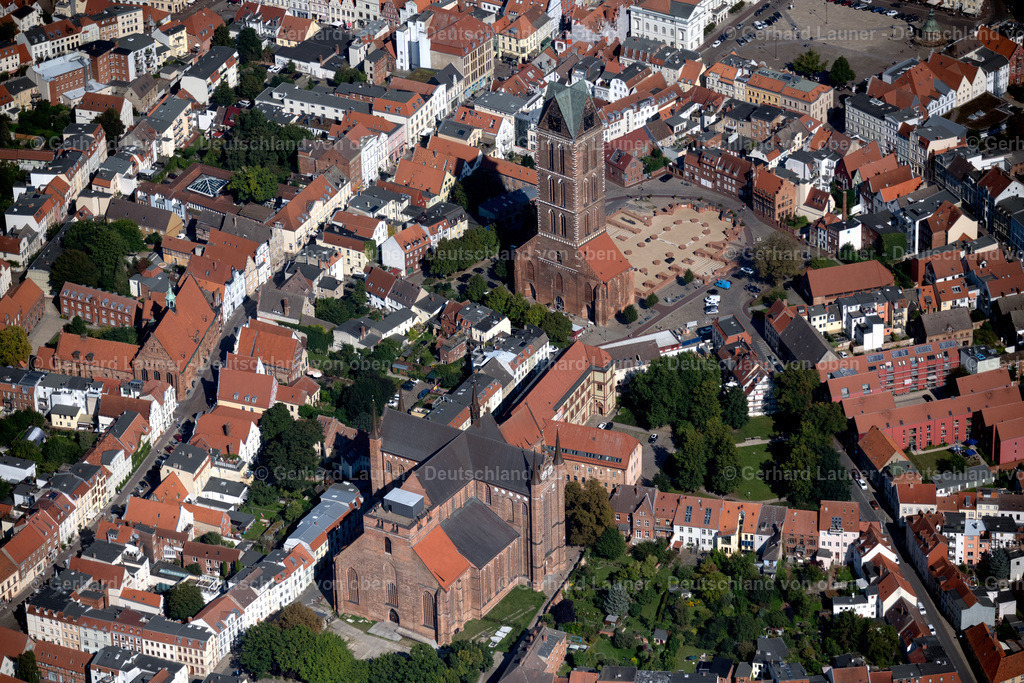 4062203 | WISMAR 08.09.2021 Blick auf den Kirchenturm der Marienkirche im Zentrum der Altstadt von Wismar an der Ostseeküste im Bundesland Mecklenburg-Vorpommern. Weiterführende Informationen bei: Hansestadt Wismar. // Church tower of St. Mary's Church in the center of the Old Town of Wismar at the baltic coast in Mecklenburg - Western Pomerania. Further information at: Hansestadt Wismar. Foto: Gerhard Launer