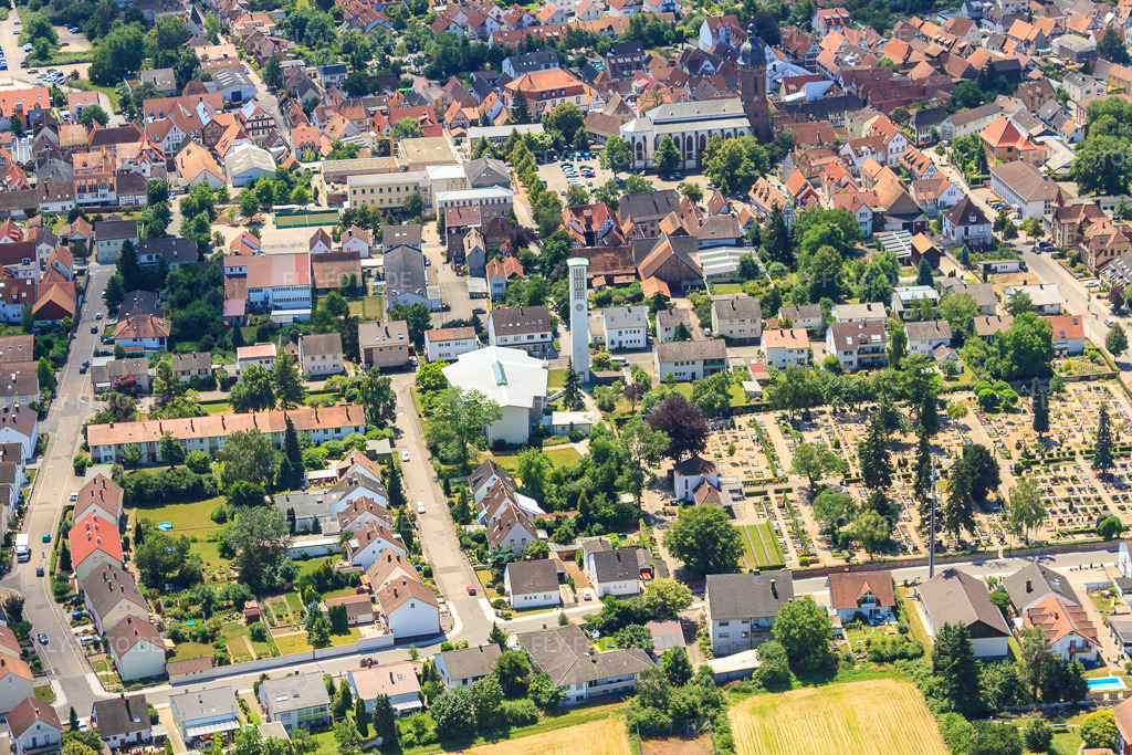 Luftbild: Friedhof und St. Pius in Kandel im Bundesland Rheinland-Pfalz in Deutschland. Foto: IMG_30225.jpg vom 05.07.2010 durch Werner Riehm/FLY-FOTO.de