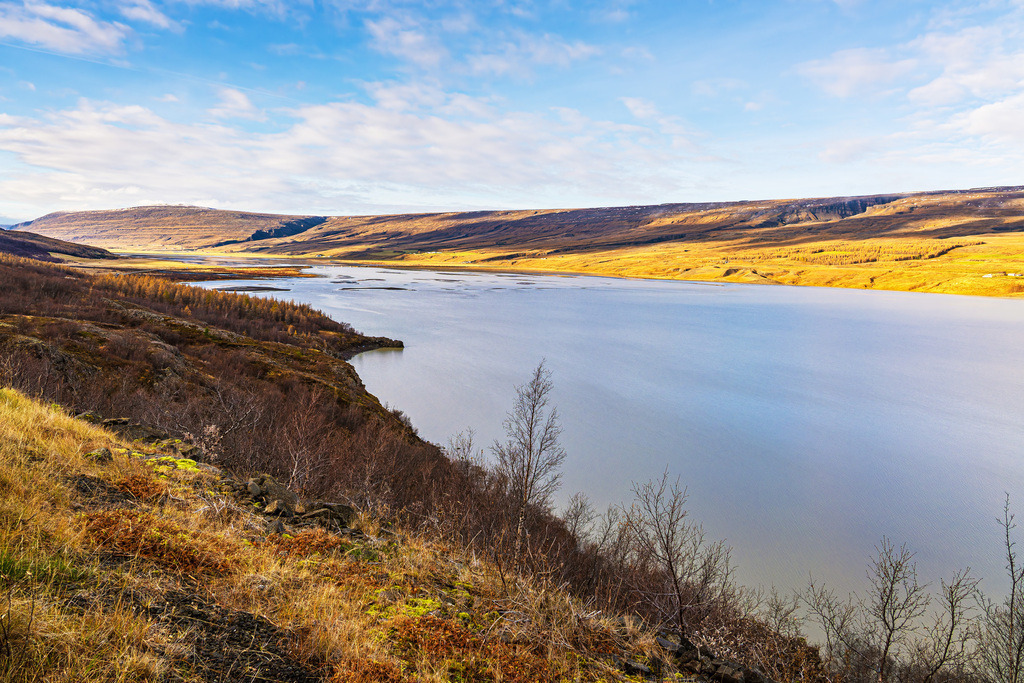 Blick über den See Lagarfljót auf schneebedeckte Berge im Osten von Island | Blick über den See Lagarfljót auf schneebedeckte Berge im Osten von Island.