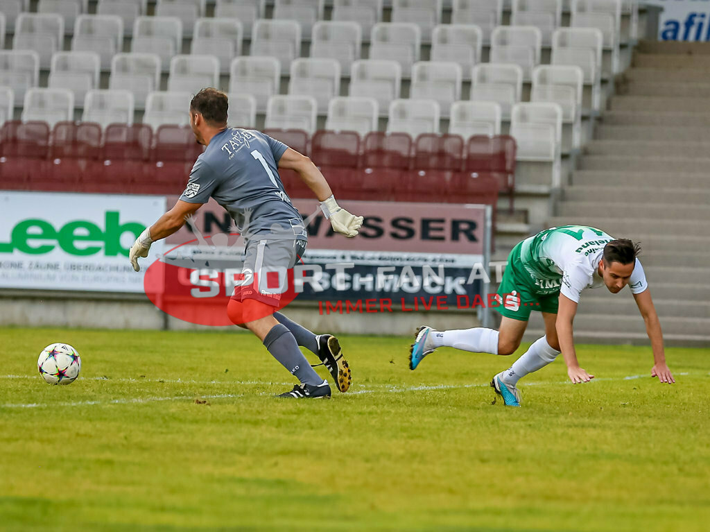 SV Feldkirchen - SC Launsdorf 2-1, Unterliga Ost | Herbert Tammer (SC Launsdorf #1) Kevin Bretis (SV Feldkirchen #11) SV Feldkirchen - SC Launsdorf 2-1 am 23.08.2023 in Feldkirchen
(Modehaus NIMO Arena), Austria, (Photo by Ernst Krawagner sport-fan.at) - Realisiert mit Pictrs.com