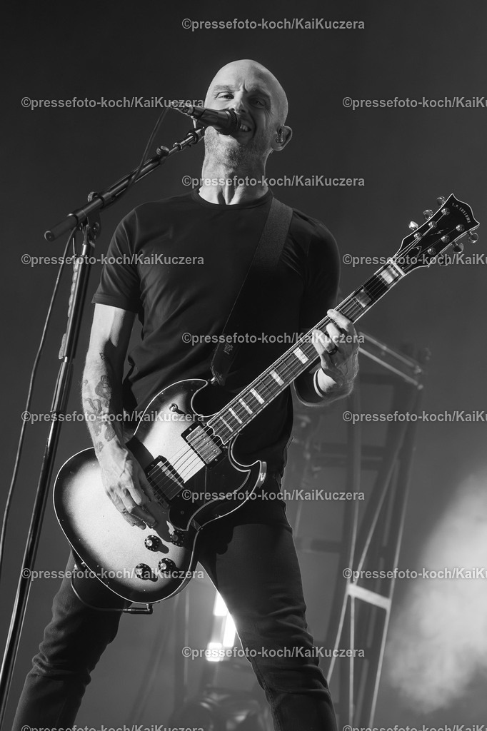 xKKU1402250101002 | 14.02.2025, xkkux, Düsseldorf, Die Band Rise Against performt bei ihrem Konzert in der Mitsubishi Electric HALLE. Im Bild Zachariah Joaquin „Zach“ Blair