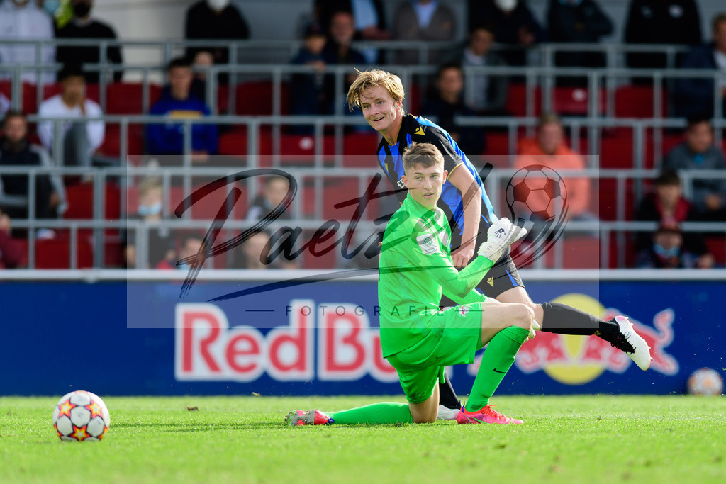 YLLEBR20210928_062 | Fussball, A-Junioren: Cisse Sandra (Club Brugge KV) erzielt das Tor zum 1:2 beim Spiel der UEFA Youth League zwischen RB Leipzig und FC Bruegge im Stadion am Cottaweg am 28.09.2021 in Leipzig, Deutschland. - Realisiert mit Pictrs.com