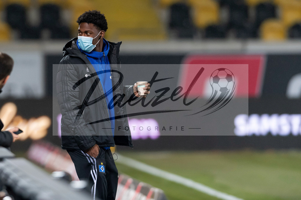 SGDHSV20220114_010 | Fussball, Herren: Faride Alidou (Hamburger SV) schaut bei dem Spiel der 2. Bundesliga zwischen SG Dynamo Dresden und Hamburger SV im Rudolf-Harbig-Stadion am 14.01.2022 in Dresden, Deutschland.DFB / DFL REGULATIONS PROHIBIT ANY USE OF PHOTOGRAPHS AS IMAGE SEQUENCES AND/OR QUASI-VIDEO. - Realisiert mit Pictrs.com