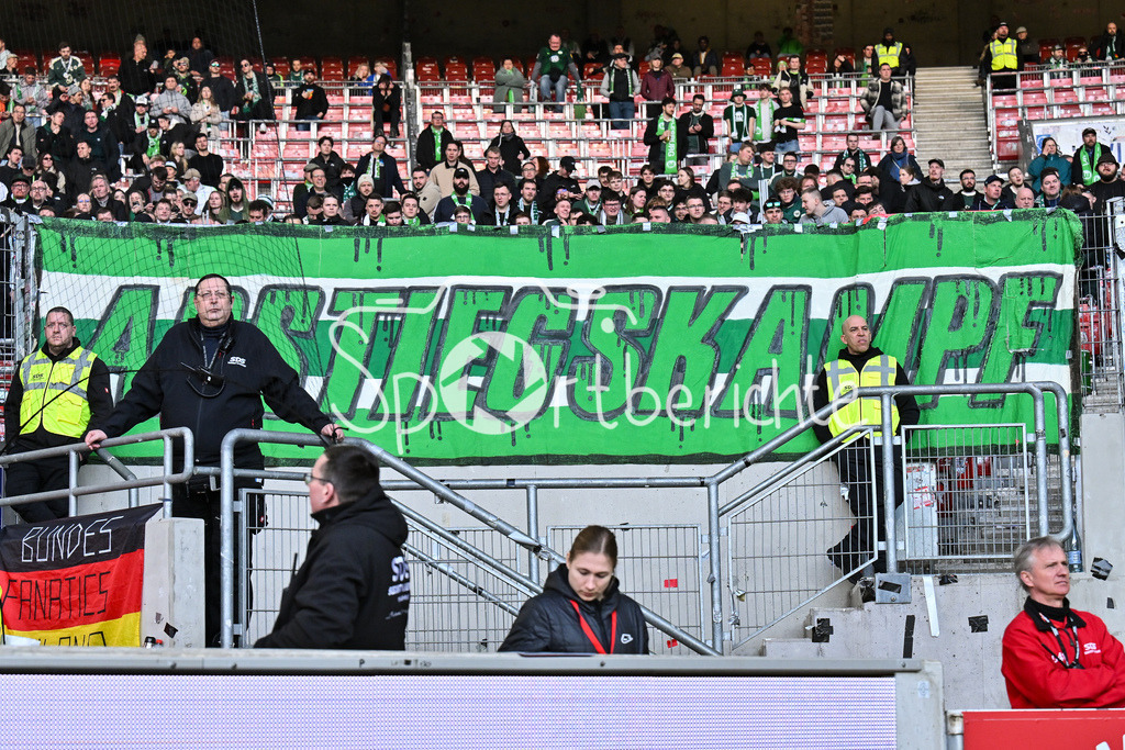 VfB Stuttgart - VfL Wolfsburg | STUTTGART, DEUTSCHLAND - 01. MÄRZ: Fans der Gäste haben ein Banner vor dem Gästeblock gehängt - ABSTIEGSKAMPF - während dem Bundesligamatch zwischen dem VfB Stuttgart und dem VfL Wolfsburg am 24. Spieltag in der MHP-Arena / DFL REGULATIONS PROHIBIT ANY USE OF PHOTOGRAPHS AS IMAGE SEQUENCES AND/OR QUASI-VIDEO