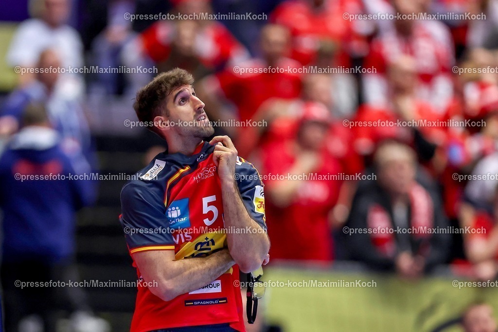 EHF22012602155 | 22.01.2026, Handball, Men's EHF EURO 2026, Spanien - Norwegen, Jyske Bank Boxen in Herning, Dänemark, Main Round:  Antonio Serradilla Cuenca (Espania #05) gestikulierend auf dem Spielfeld  enttäuscht Enttäuschung 