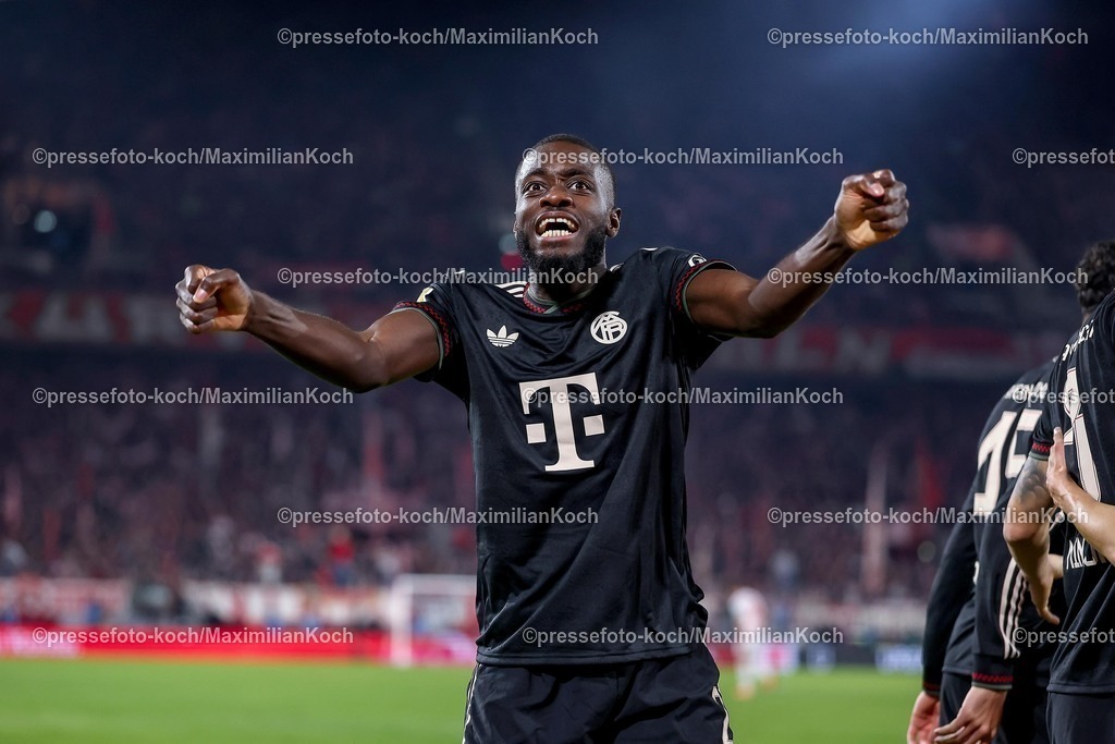 1FC14012601057 | 14.01.2026, Fußball, 1. FC Köln - FC Bayern München, 1. Fußball Bundesliga, 17. Spieltag, RheinEnergie-STADION, Saison 2025 2026: Torjubel nach dem Tor zum xxxxxx durch Torschütze Min-jae Kim (FC Bayern Muenchen #03) Im Bild Dayot Upamecano (FC Bayern Muenchen #02) jubelnd    DFB regulations prohibit any use of photographs as image sequences and or quasi-video.