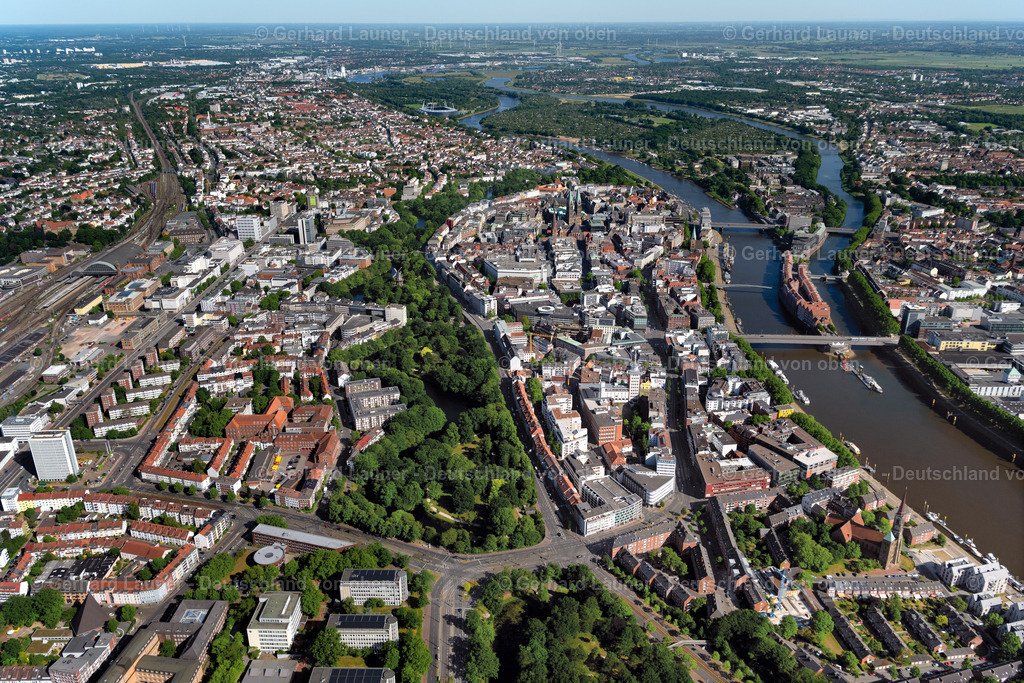 4030043 | BREMEN 01.06.2020 Altstadtbereich- Insel und Innenstadtzentrum am Ufer des Flußverlaufes der Weser im Ortsteil Mitte in Bremen, Deutschland. Weiterführende Informationen bei: Stadt Bremen,  WFB Wirtschaftsförderung Bremen GmbH,  swb AG. // Old Town area and city center in the district Mitte in Bremen, Germany. Further information at: Stadt Bremen,  WFB Wirtschaftsfoerderung Bremen GmbH,  swb AG. Foto: Gerhard Launer