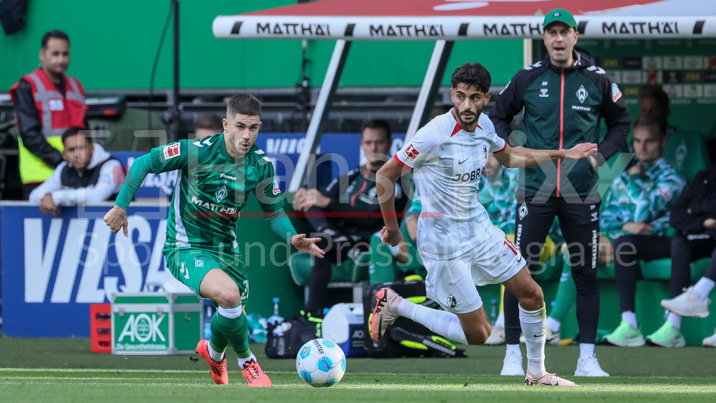 Fussball, Bundesliga, SV Werder Bremen - SC Freiburg | v.li.: Romano Schmid (SV Werder Bremen, 20) und Eren Dinkci (SC Freiburg, 18) im Zweikampf, Duell, Dynamik, Aktion, Action, Spielszene, DIE DFL-RICHTLINIEN UNTERSAGEN JEGLICHE NUTZUNG VON FOTOS ALS SEQUENZBILDER UND/ODER VIDEOÄHNLICHE FOTOSTRECKEN. DFL REGULATIONS PROHIBIT ANY USE OF PHOTOGRAPHS AS IMAGE SEQUENCES AND/OR QUASI-VIDEO.