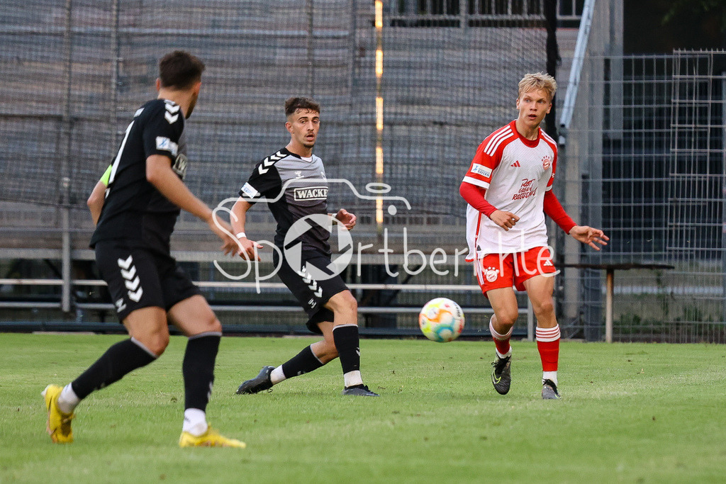 SV Wacker Burghausen - FC Bayern Amateure | Frans KRAETZIG (FCB #13) spielt einen genauen Pass
