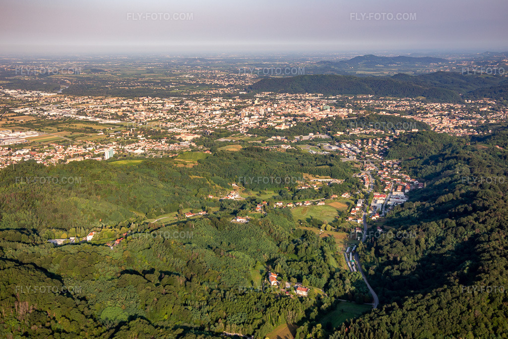 Aerial view: View of the town from the east in the district Rosenthal in Nova Gorica in the state Slovenia, Slovenia. – Photo: IMG_137630.jpg taken on 07/16/2023 by Werner Riehm/FLY-FOTO.com – Resolution of the original: 5183 x 3455 px
