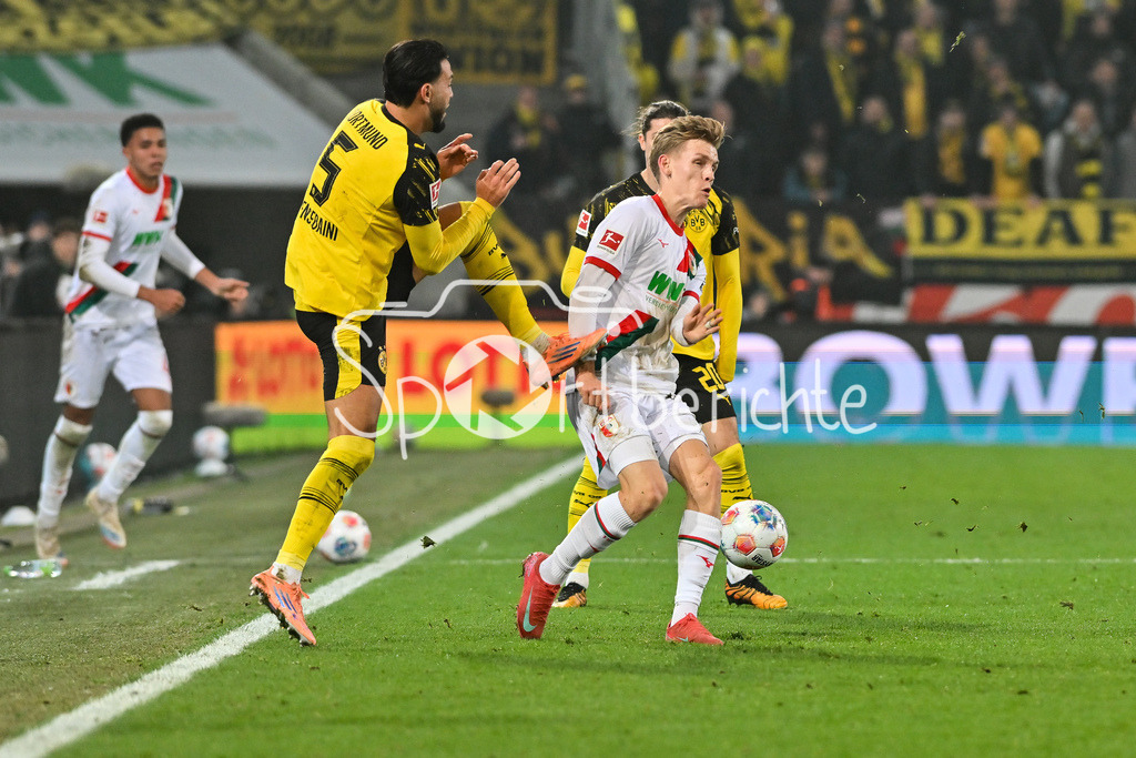 FC Augsburg - Borussia Dortmund | AUGSBURG, GERMANY - Ramy BENSEBAINI (Borussia Dortmund 5) agaisnt Anton KADE (FC Augsburg 30) during the bundesliga match between FC Augsburg vs. Borussia Dortmund on matchday 9 at WWK Arena on October 31, 2025 in Augsburg, Germany / DFL REGULATIONS PROHIBIT ANY USE OF PHOTOGRAPHS AS IMAGE SEQUENCES AND/OR QUASI-VIDEO