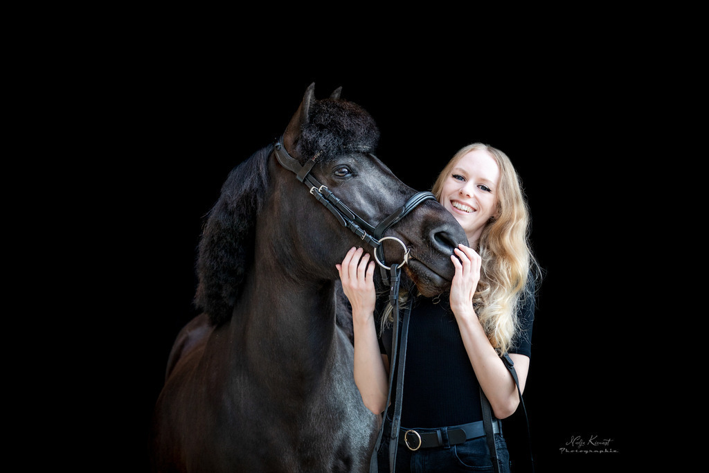 Web_Kienast_Nadja_8F6A7172 | Ich biete Ihnen einzigartige und individuelle Fotoshootings mit Ihren Tieren.
In individuellen Coachings lernen Sie, wie sie von Ihrem Pferd, Ihrer Katze, Ihrem Hund oder einfach Ihrem persönlichen Lieblingstier eindrucksvolle Fotos machen können.