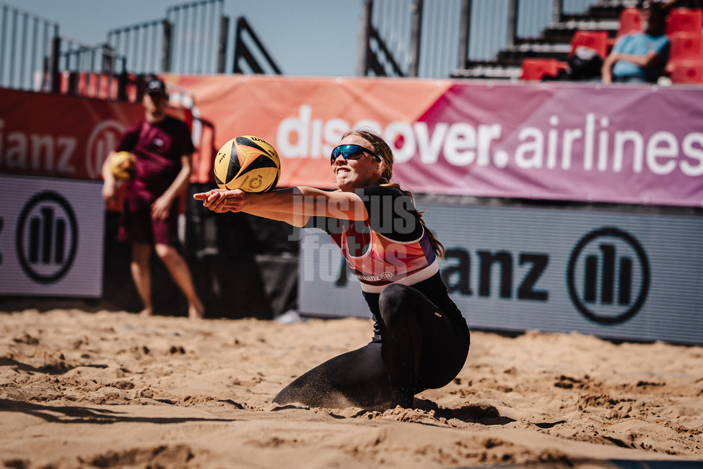 Beachvolleyball | Frauen | Allianz German Beach Tour 2025 | Tourstop Düsseldorf | 08.05.2025 | Josefine Schäkel nimmt den Ball an