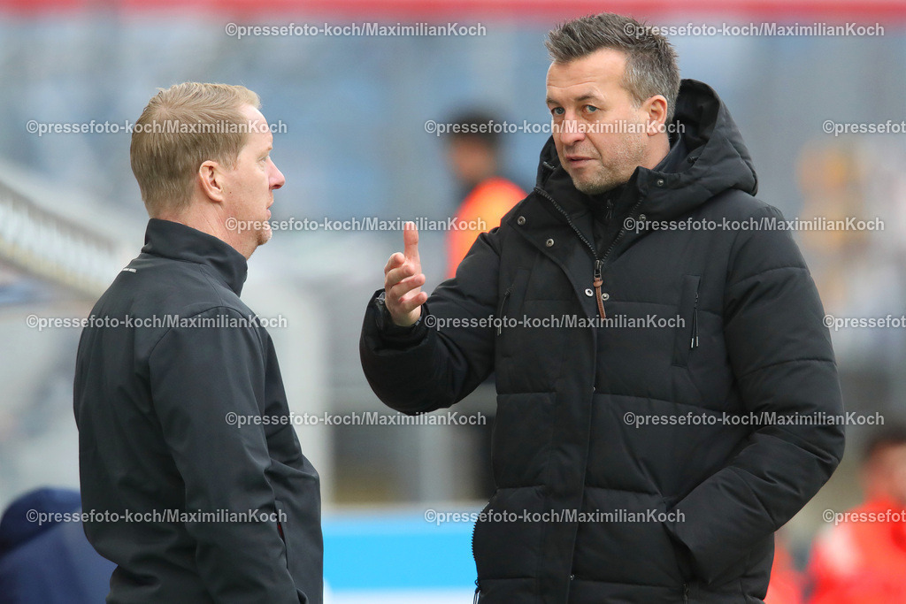 RWE06012401005 | 06.01.2024, Essen, Fußball, Herren, Stadion an der Hafenstraße, Testspiel, Rot-Weiss Essen – 1. FC Köln:  Cheftrainer Timo Schultz (1.FC Köln) zusammen mit Trainer Christoph Dabrowski (Rot-Weiss Essen) vor dem Spiel. 
DFB regulations prohibit any use of photographs as image sequences and or quasi-video.