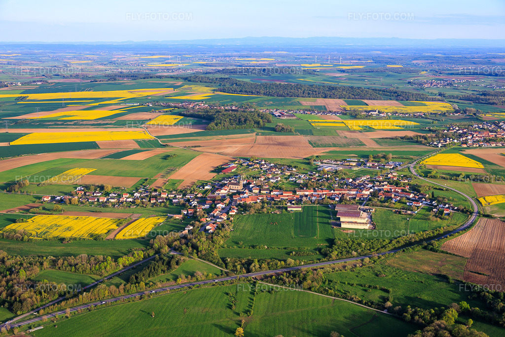 Aerial view: View of the town from the north in Vahl-Ebersing in the state Moselle, France.Photo: IMG_154313.jpg taken on 04/17/2026 by Werner Riehm/FLY-FOTO.comResolution of the original: 6000 x 4000 px